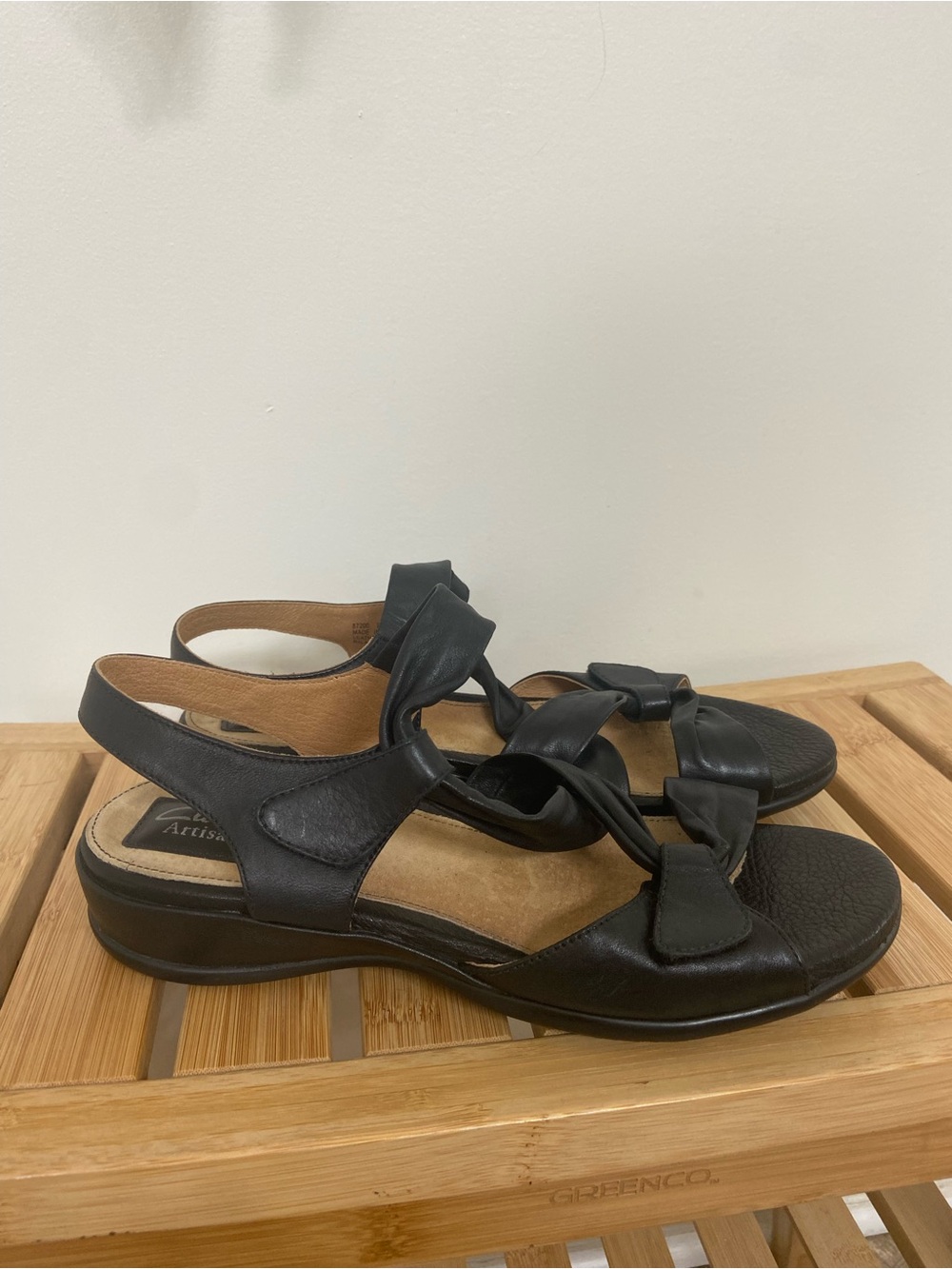 Clarks Artisan Black Leather Strappy Sandals Size 9W Comfort Wedge